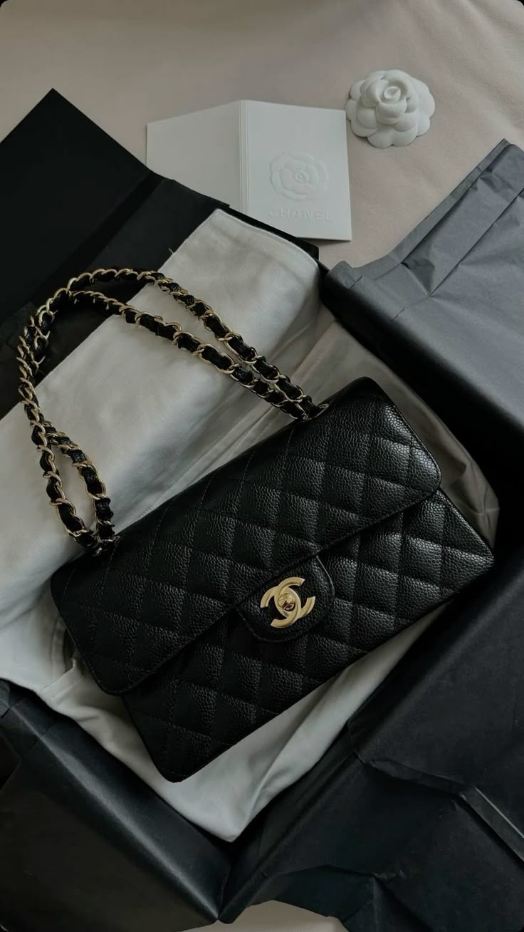 Quilted Shoulder Bag – Luxe Quilted Chain Shoulder Bag